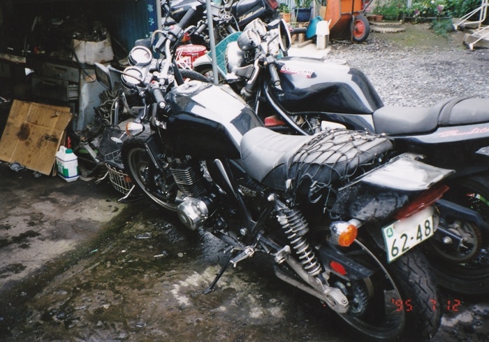 Kawasaki ZRX-Ⅱ事故後バイク屋で